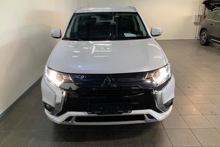 Hvid Mitsubishi Outlander fra 2020