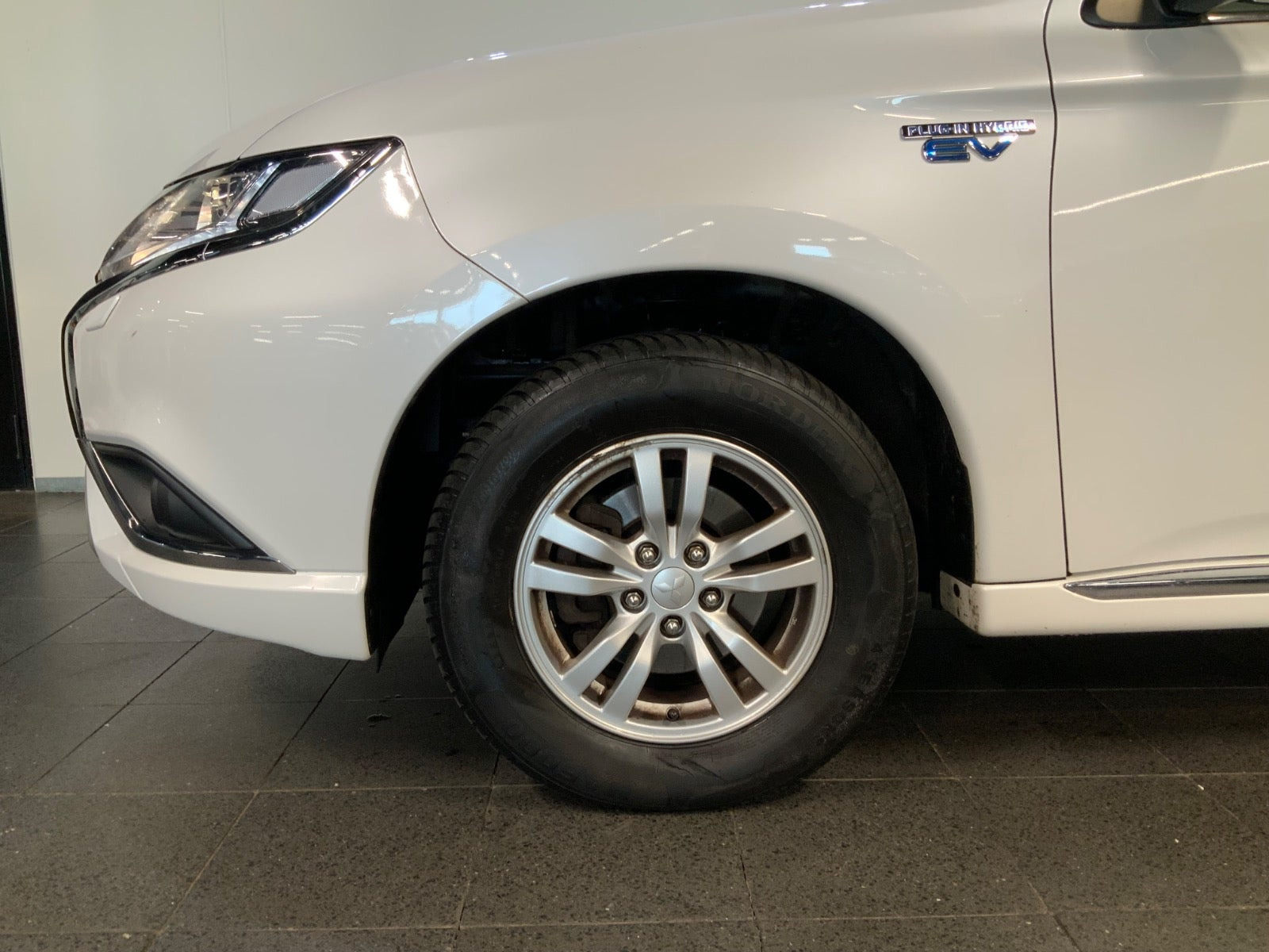 Hvid Mitsubishi Outlander fra 2020