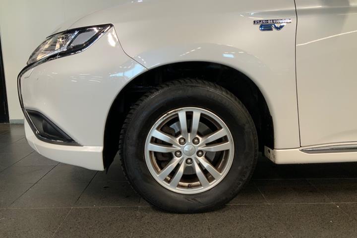 Hvid Mitsubishi Outlander fra 2020