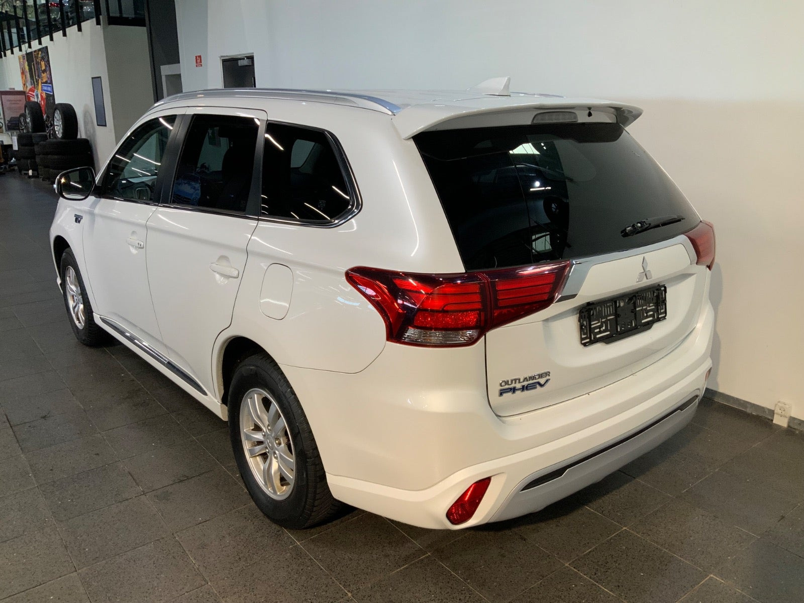 Hvid Mitsubishi Outlander fra 2020