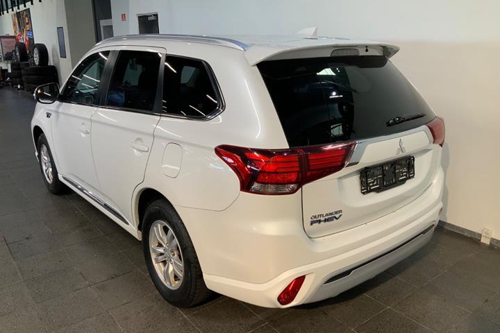Hvid Mitsubishi Outlander fra 2020