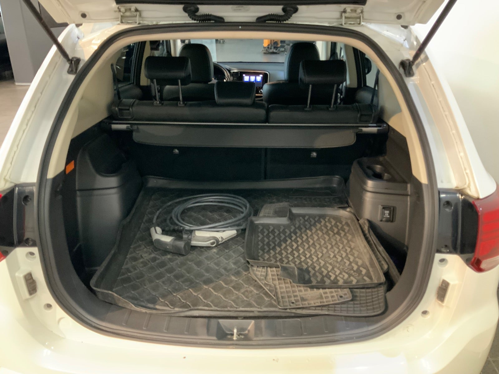 Hvid Mitsubishi Outlander fra 2020