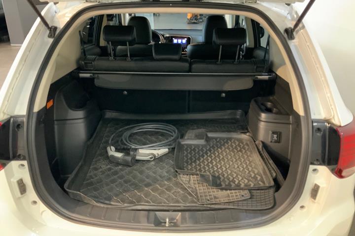 Hvid Mitsubishi Outlander fra 2020