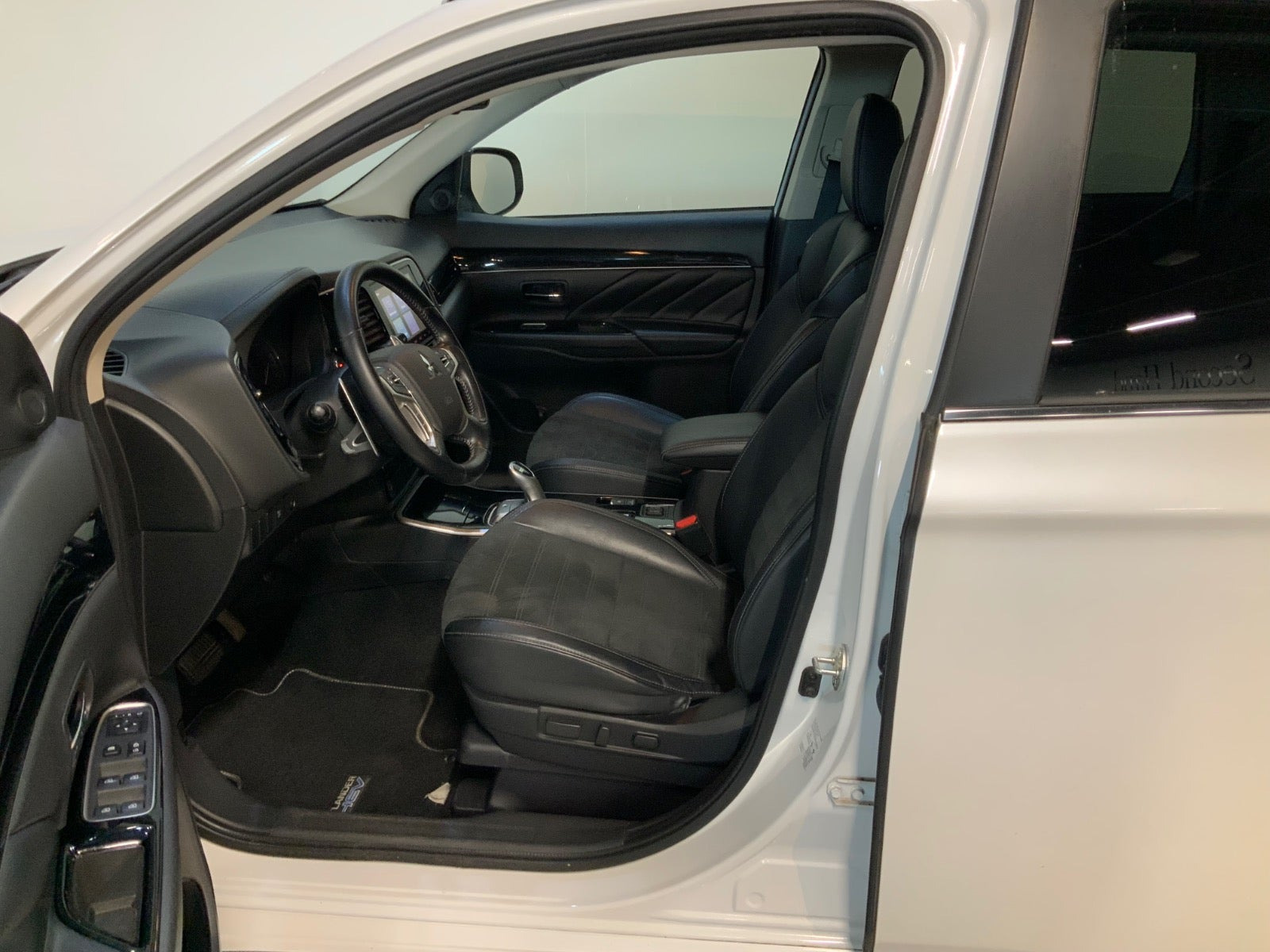 Hvid Mitsubishi Outlander fra 2020