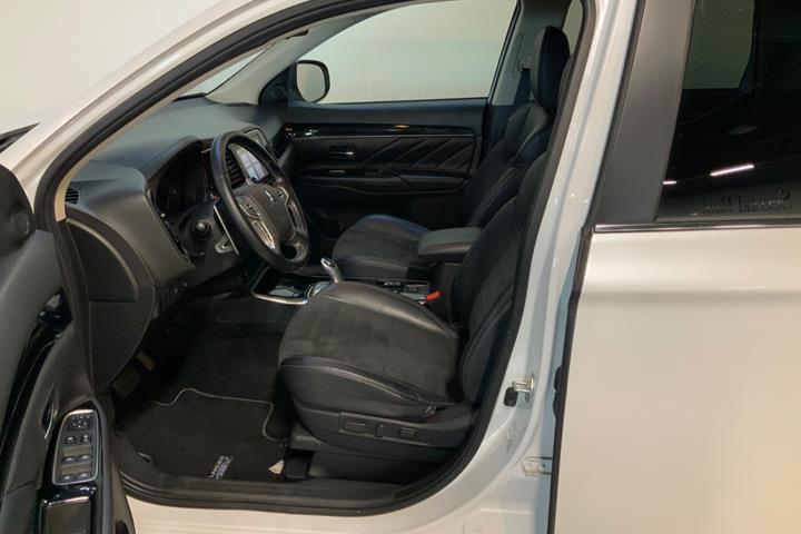 Hvid Mitsubishi Outlander fra 2020