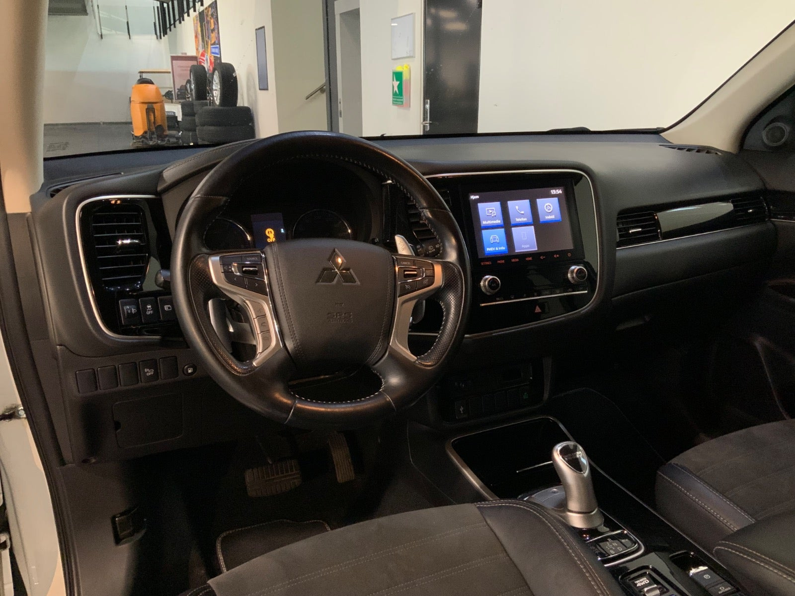 Hvid Mitsubishi Outlander fra 2020