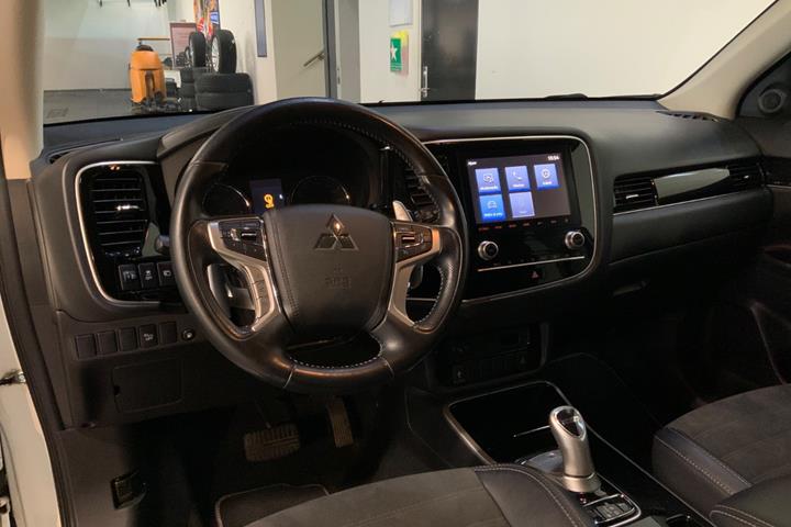 Hvid Mitsubishi Outlander fra 2020