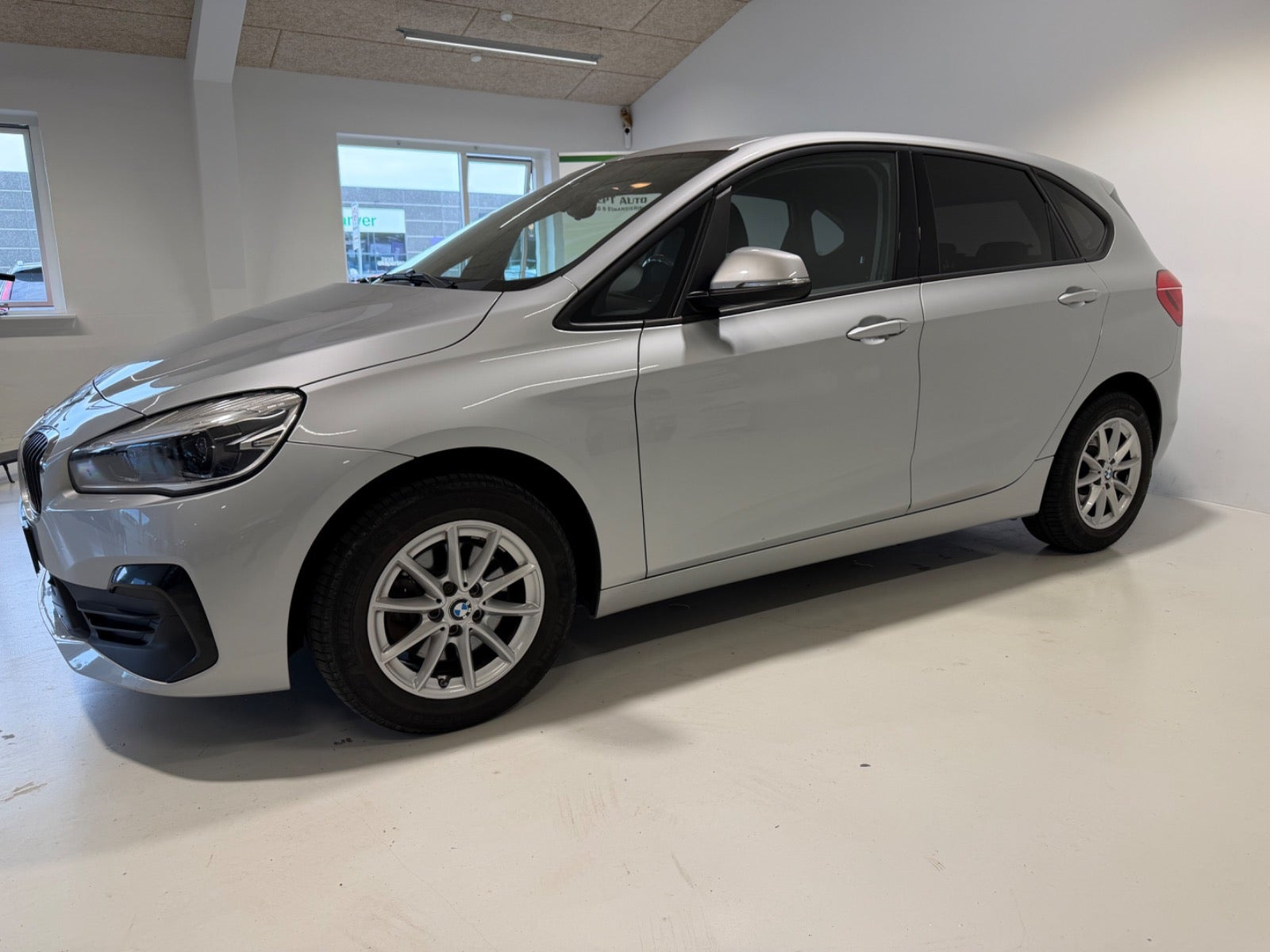 Sølv BMW 218d fra 2019