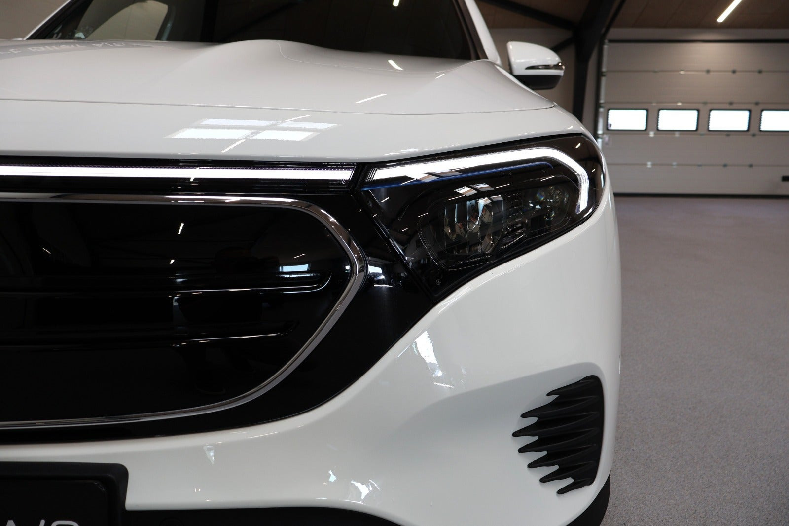Hvid Mercedes EQB250+ fra 2024