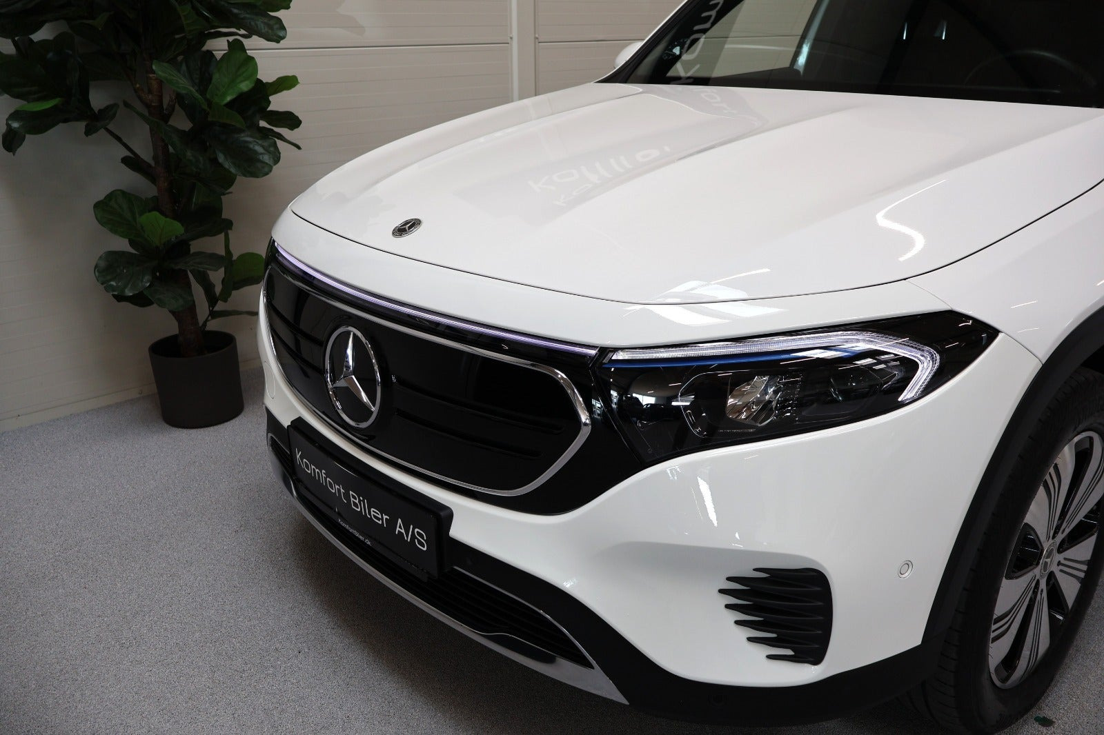 Hvid Mercedes EQB250+ fra 2024