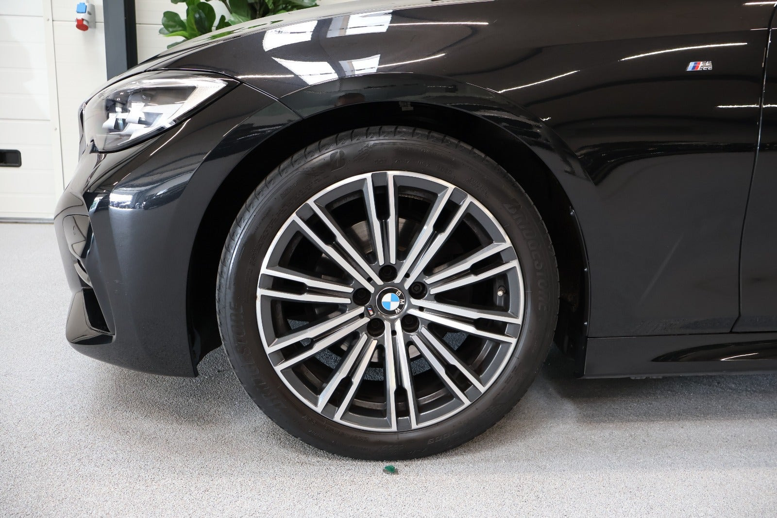 Sort BMW 320i fra 2020