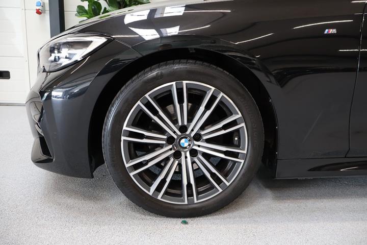 Sort BMW 320i fra 2020