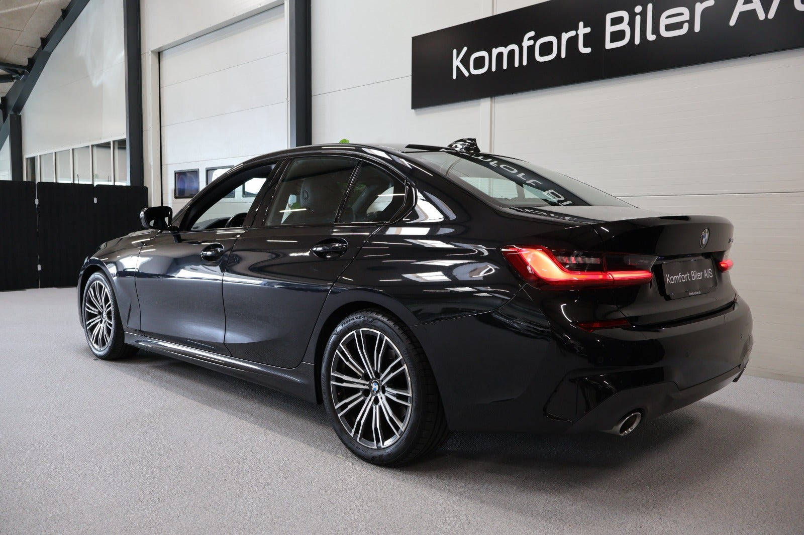 Sort BMW 320i fra 2020