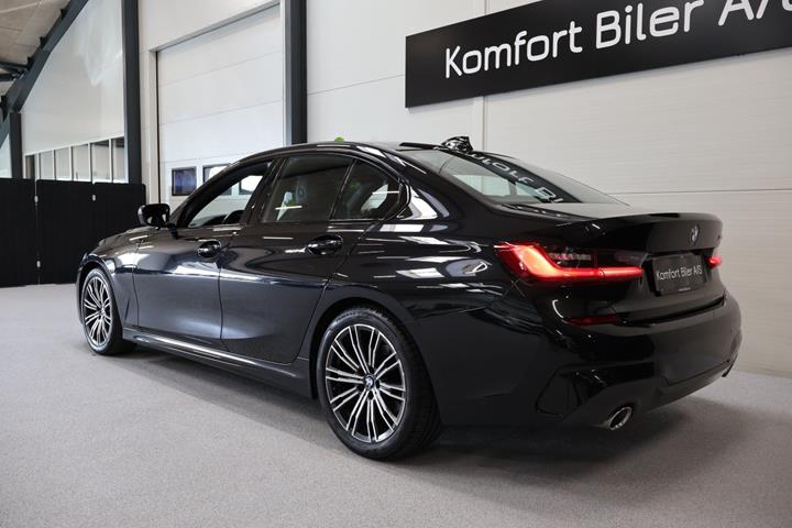 Sort BMW 320i fra 2020