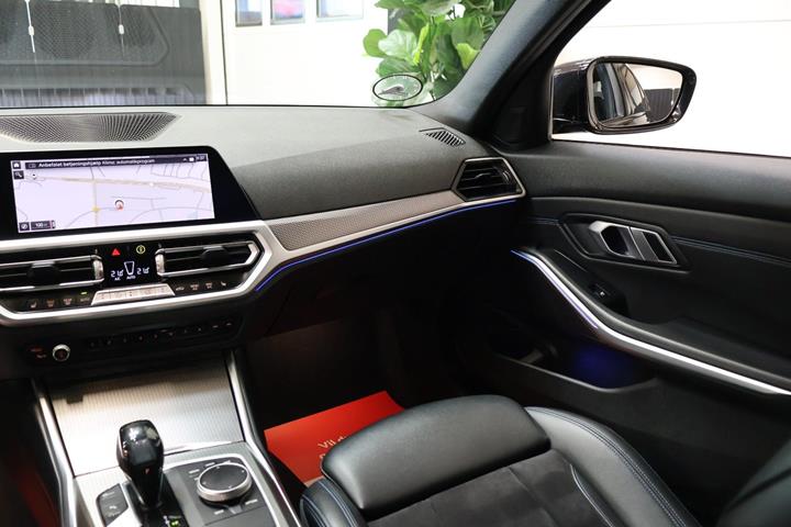 Sort BMW 320i fra 2020