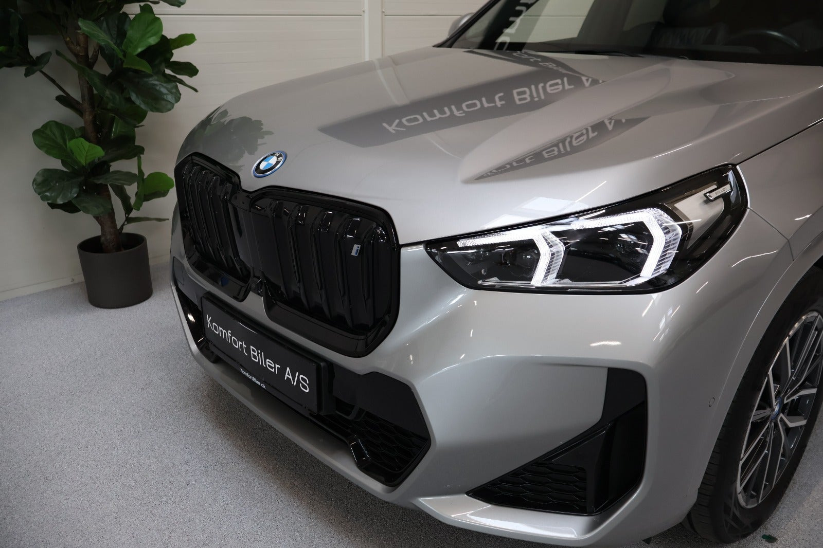 Sølv BMW iX1 fra 2023
