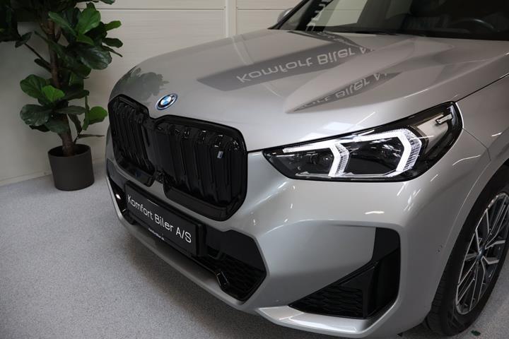 Sølv BMW iX1 fra 2023
