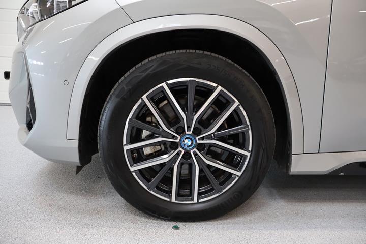 Sølv BMW iX1 fra 2023