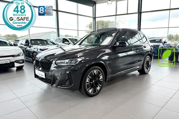 Grå BMW iX3 fra 2023 set udefra