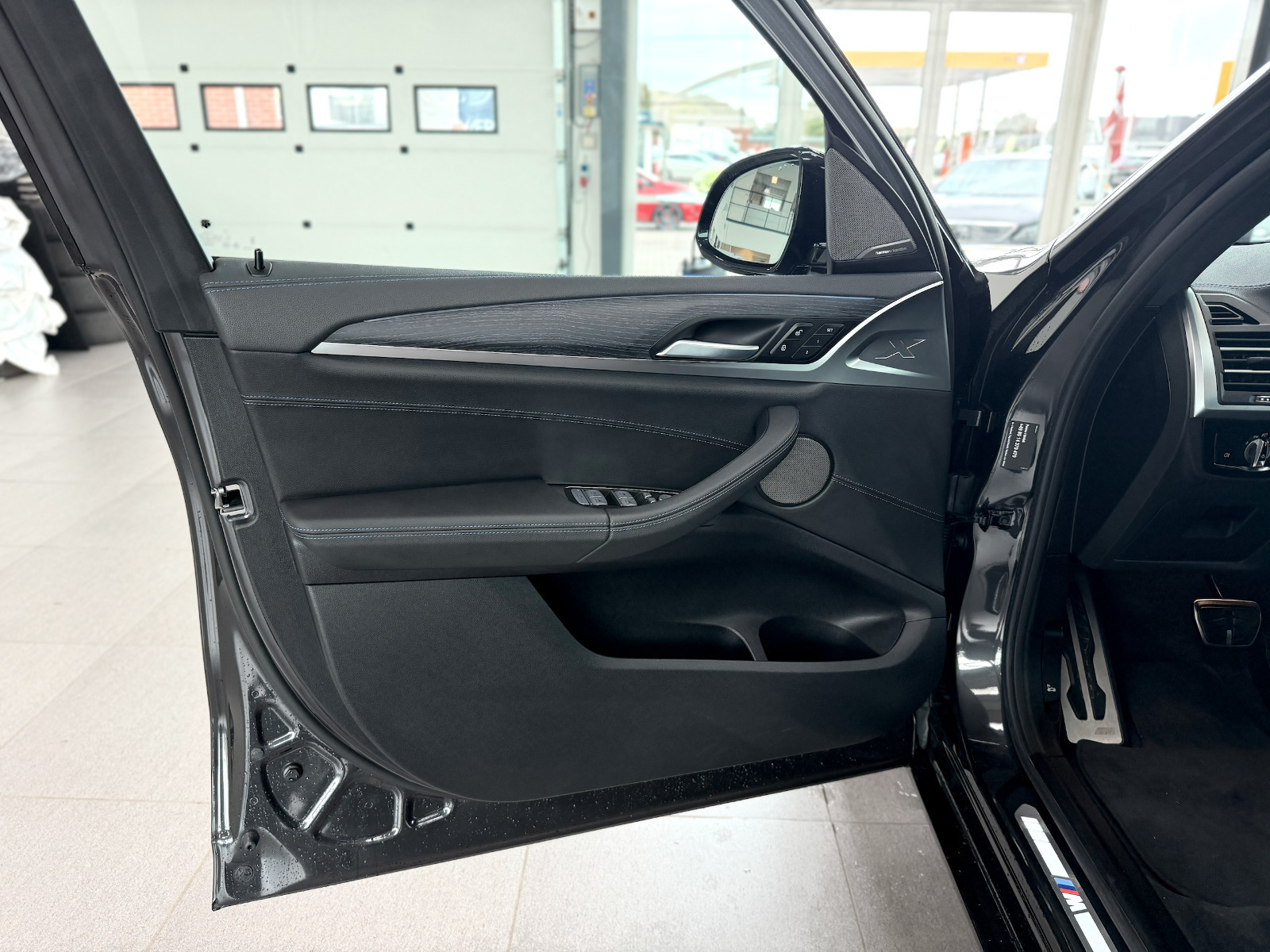 Grå BMW iX3 fra 2023