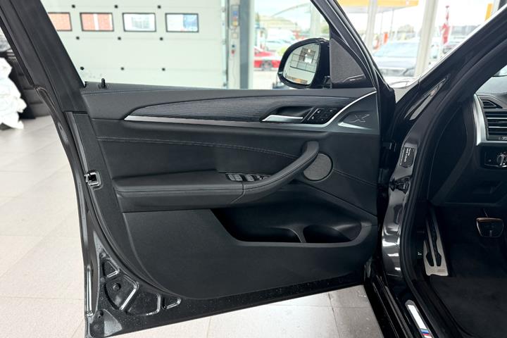 Grå BMW iX3 fra 2023