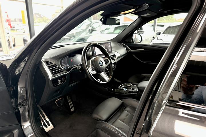 Grå BMW iX3 fra 2023