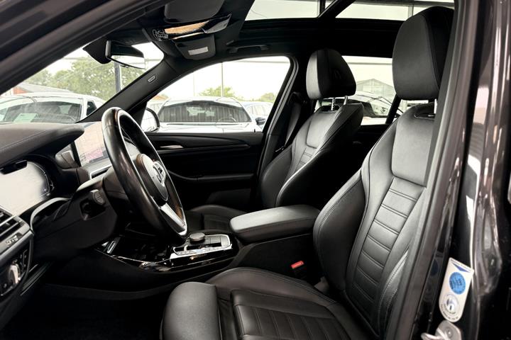 Grå BMW iX3 fra 2023
