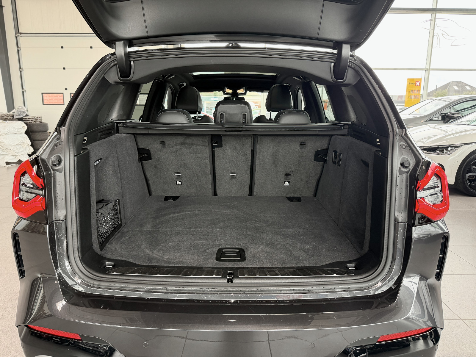 Grå BMW iX3 fra 2023