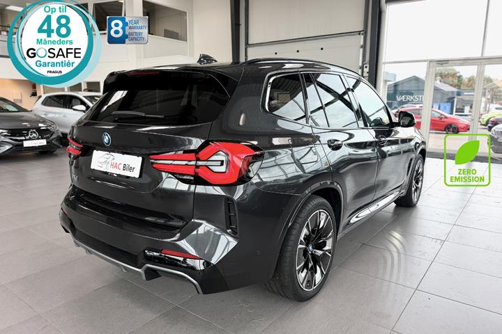 Grå BMW iX3 fra 2023