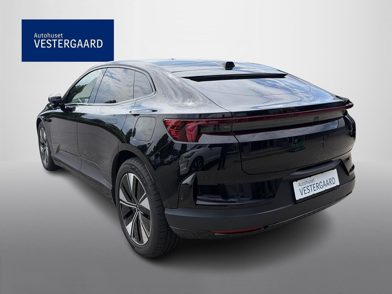 Sort Polestar 4 fra 2026