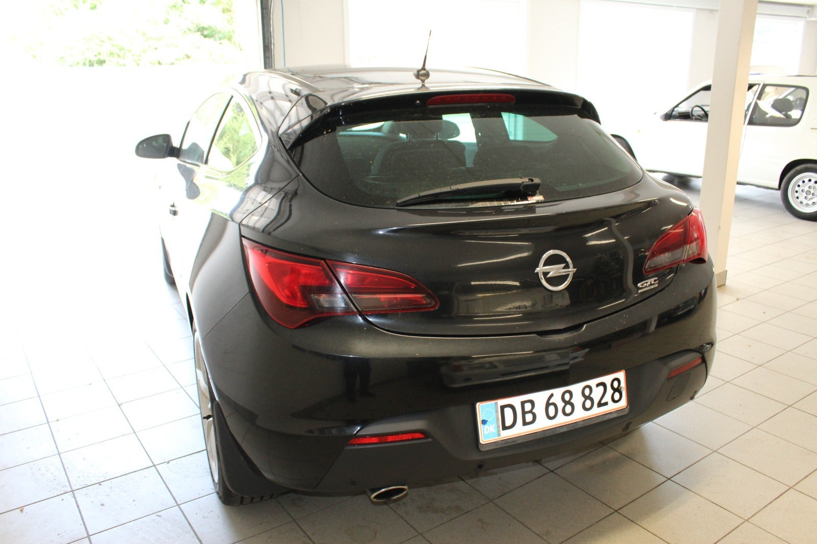 Sort Opel Astra fra 2012