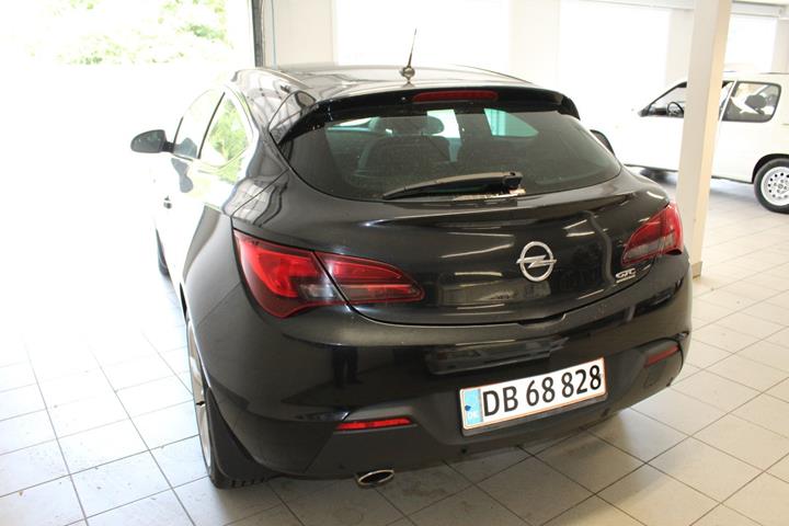 Sort Opel Astra fra 2012