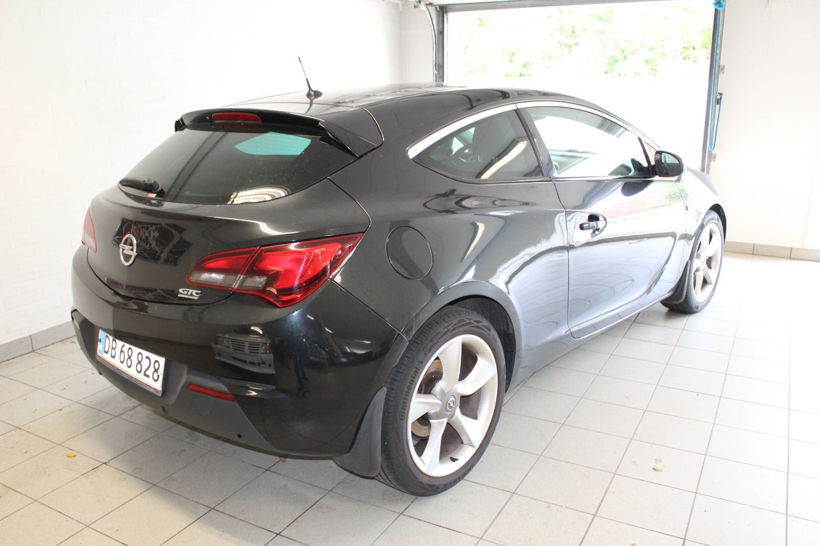 Sort Opel Astra fra 2012