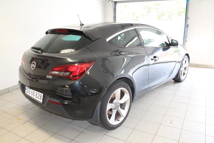 Sort Opel Astra fra 2012