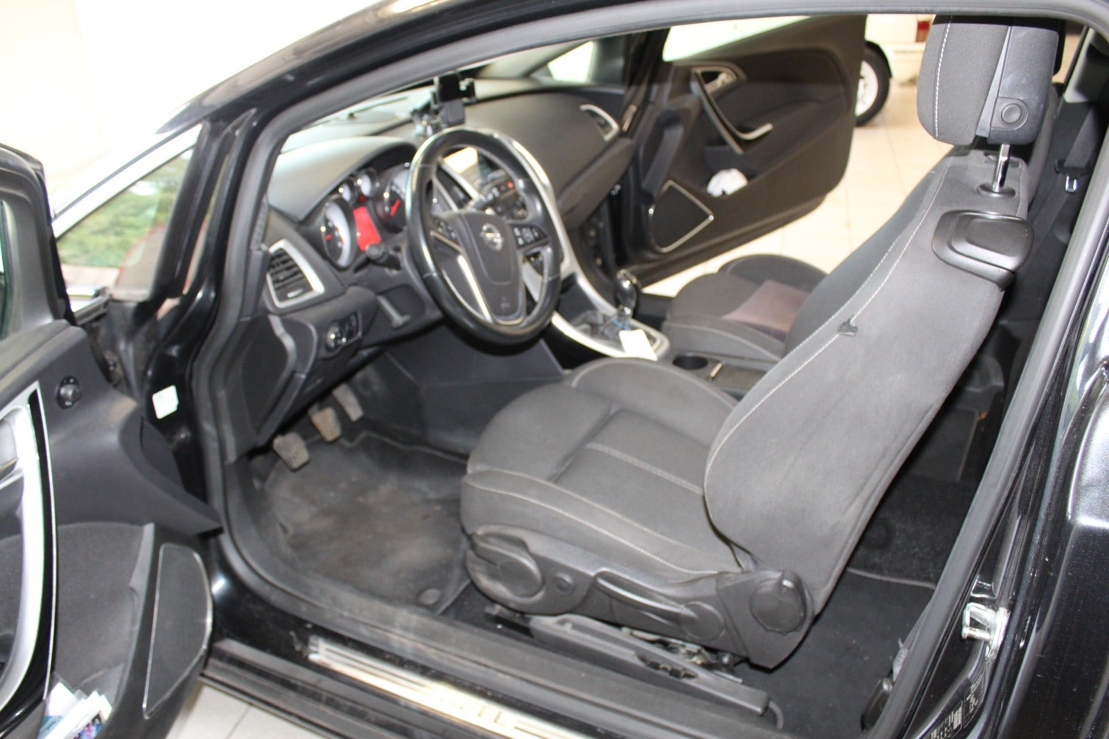 Sort Opel Astra fra 2012
