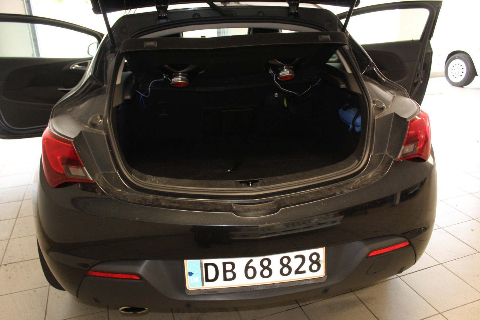 Sort Opel Astra fra 2012