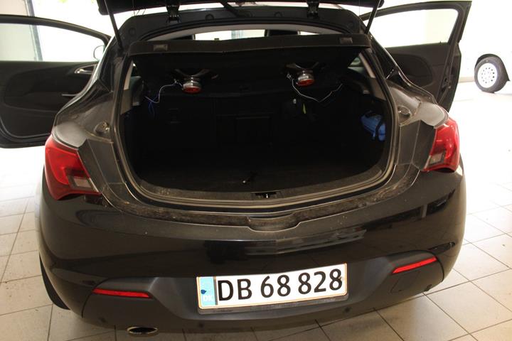 Sort Opel Astra fra 2012