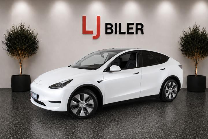 Hvid Tesla Model Y fra 2023 set udefra