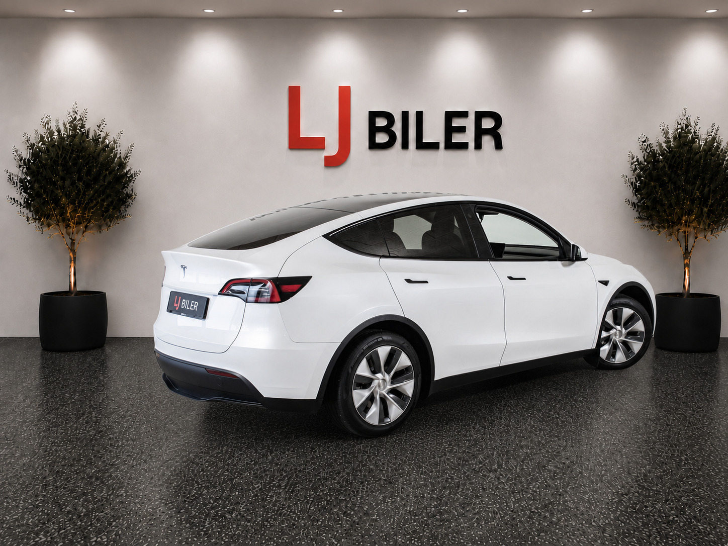 Hvid Tesla Model Y fra 2023