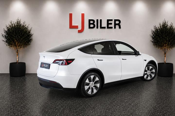 Hvid Tesla Model Y fra 2023