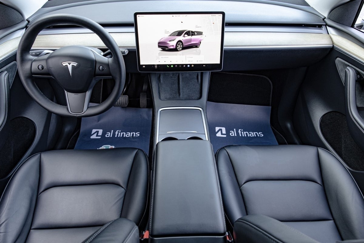 Hvid Tesla Model Y fra 2023