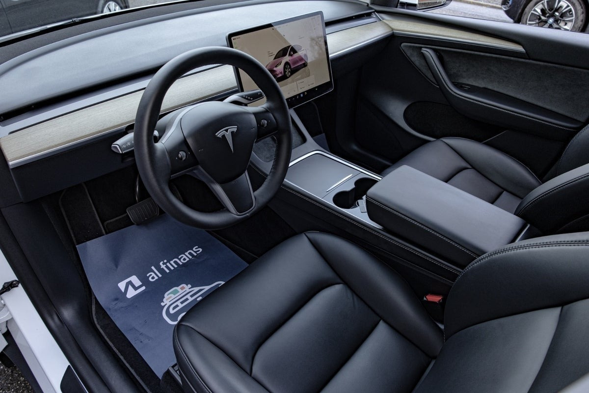 Hvid Tesla Model Y fra 2023