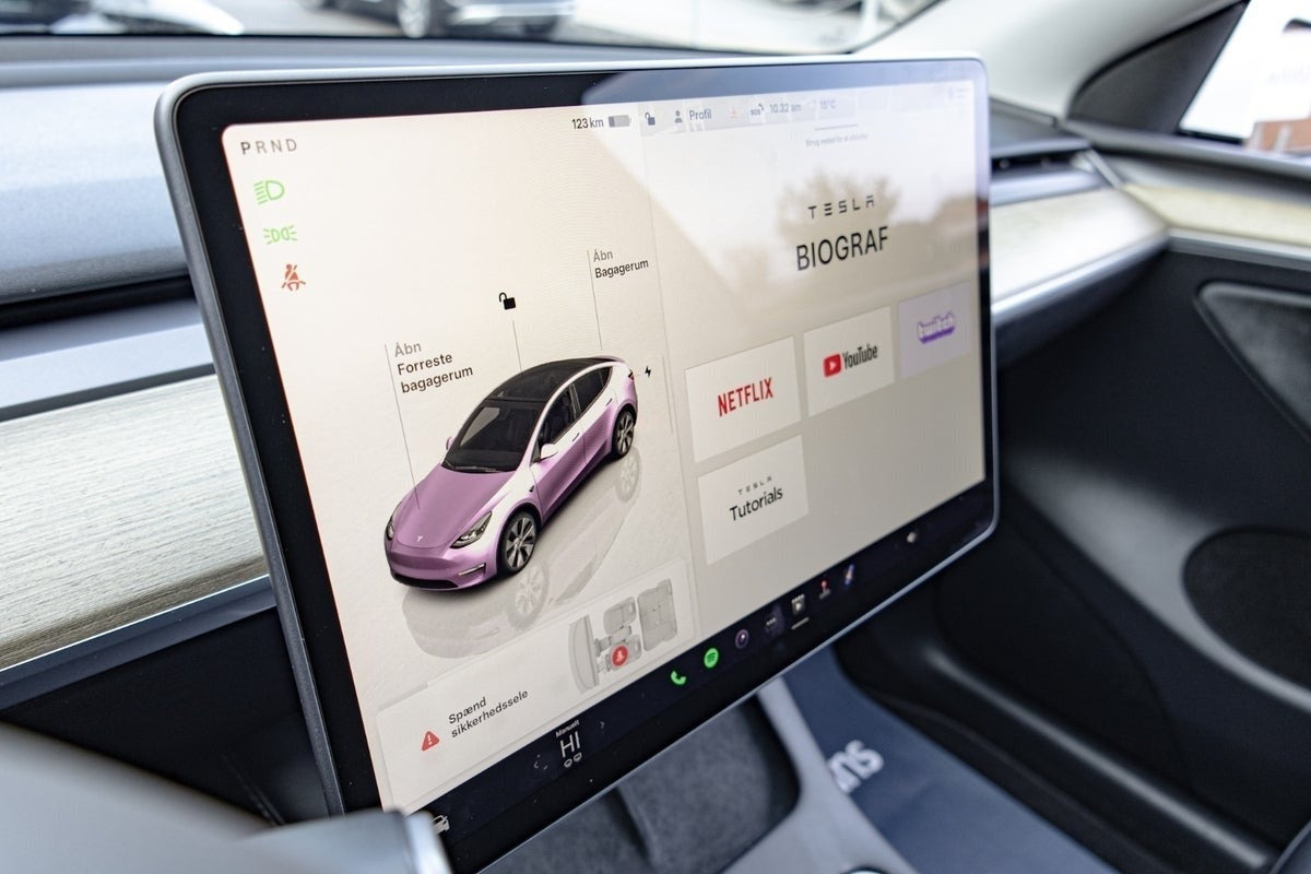 Hvid Tesla Model Y fra 2023