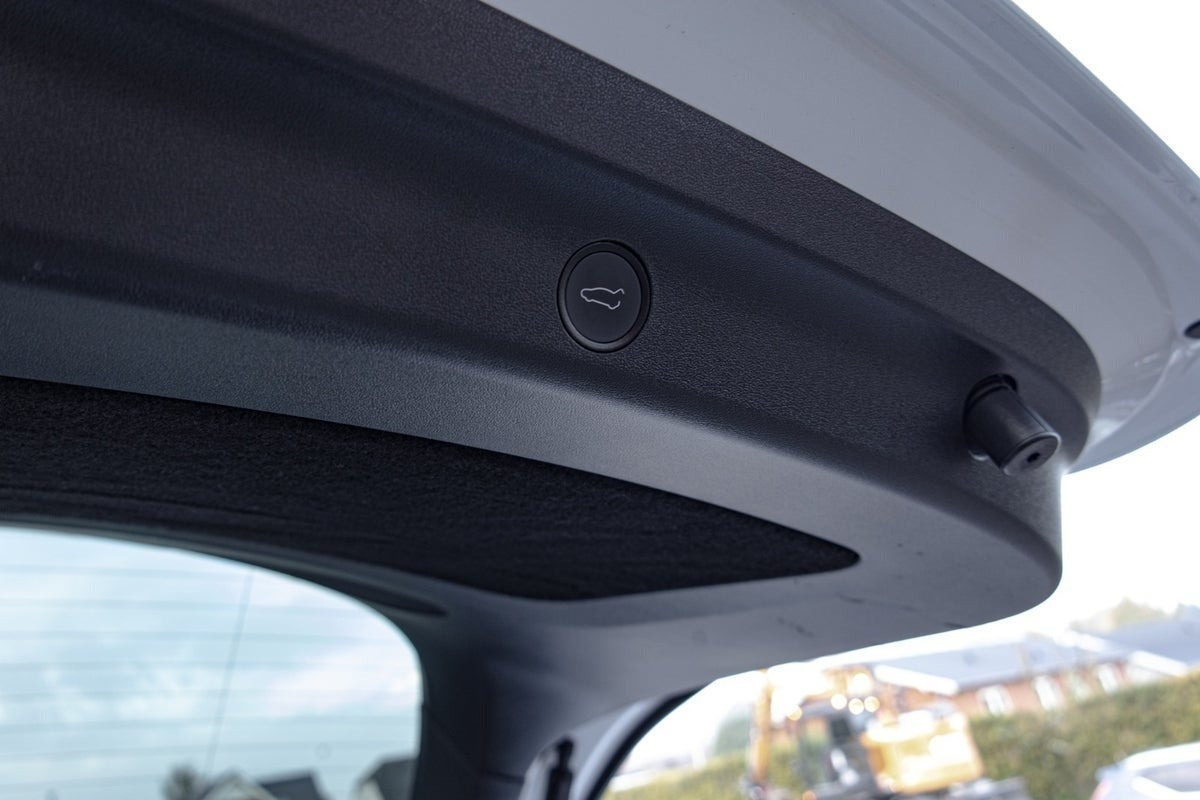 Hvid Tesla Model Y fra 2023