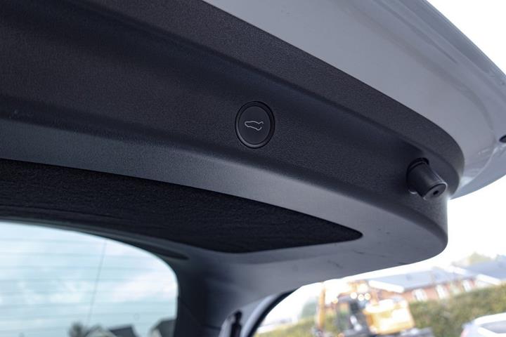 Hvid Tesla Model Y fra 2023