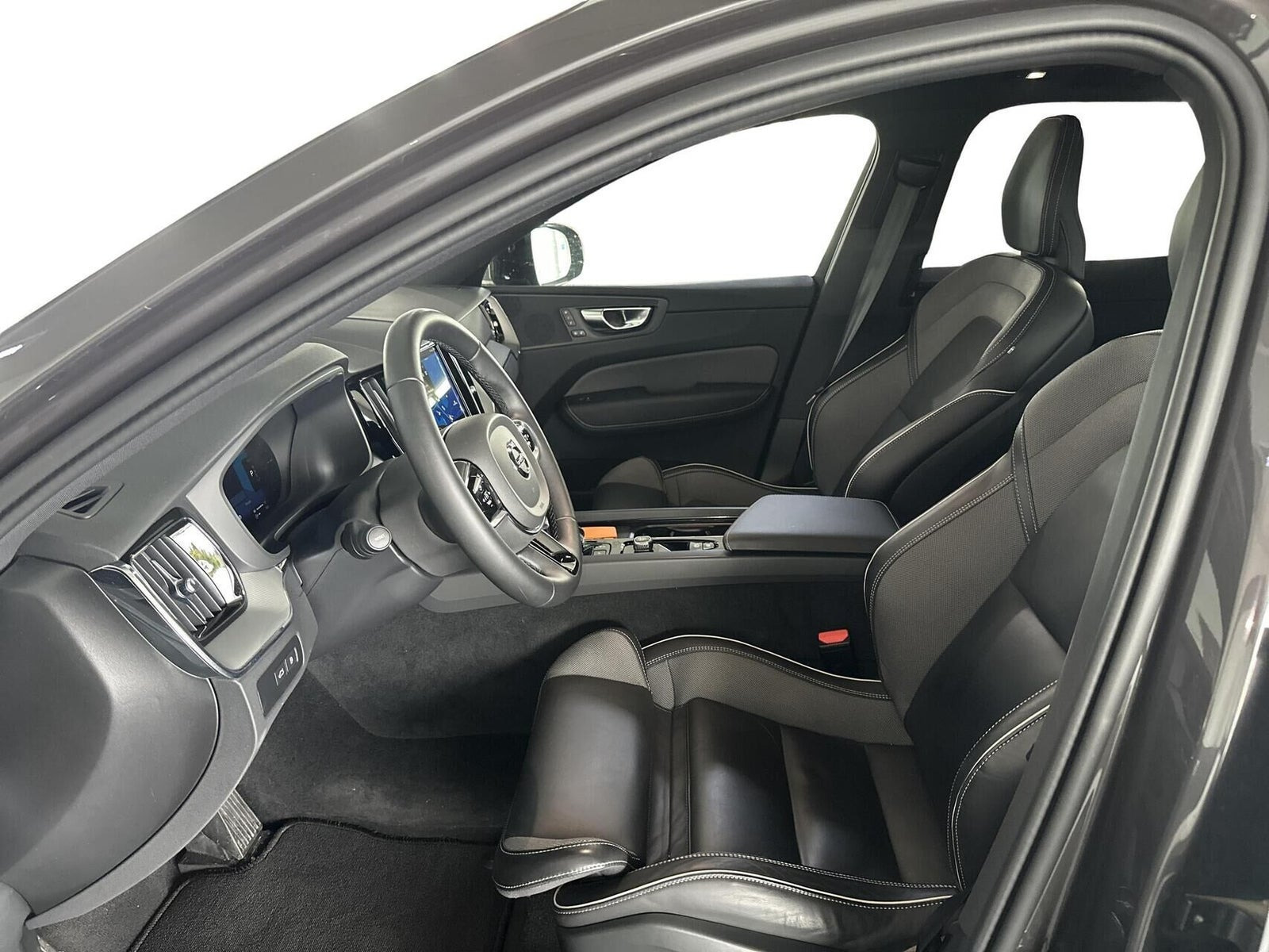 Grå Volvo XC60 fra 2024
