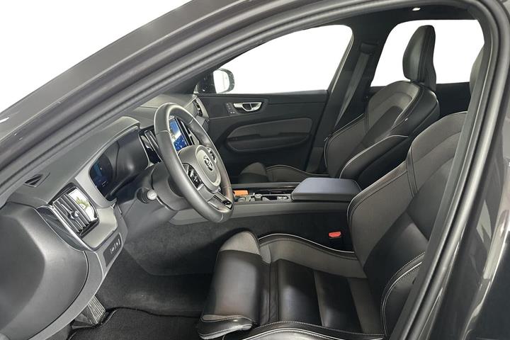 Grå Volvo XC60 fra 2024
