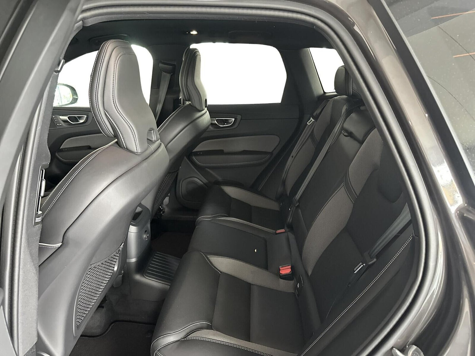 Grå Volvo XC60 fra 2024