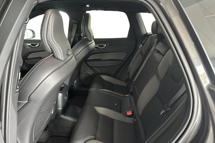 Grå Volvo XC60 fra 2024