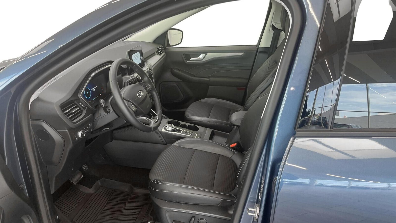 Blå Ford Kuga fra 2021